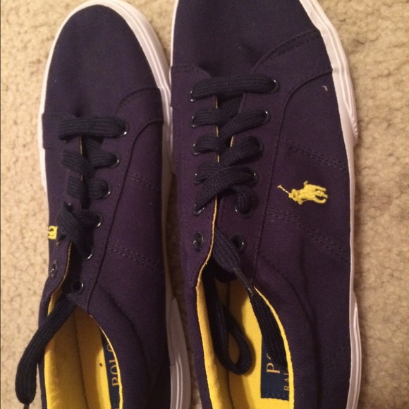 Tennis shoes