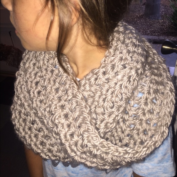 Thick crochet scarf. Short loop.