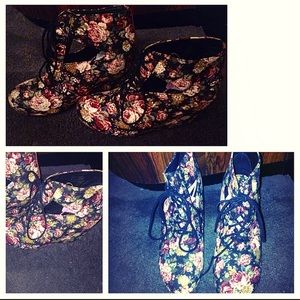 Awesome floral tapestry platforms!! Sale tday