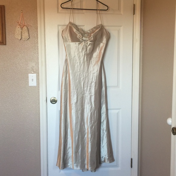 BEAUTIFUL FORMAL DRESS WORN ONCE
