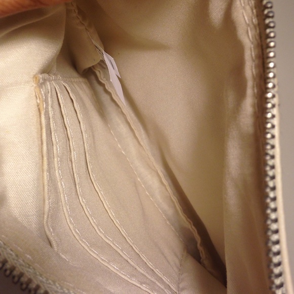 Beautiful off white little wristlet purse - Picture 2 of 3
