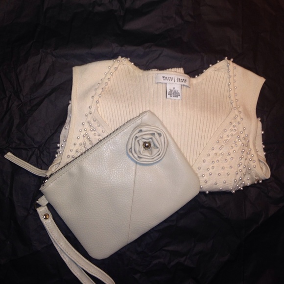 Beautiful off white little wristlet purse - Picture 3 of 3