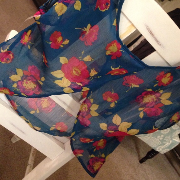 See through flower crop top - Picture 2 of 2