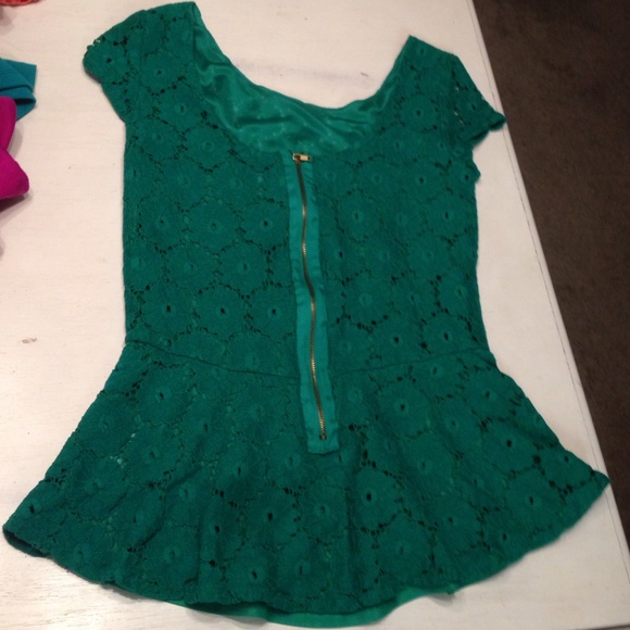 Fun green top, zipper back - Picture 2 of 2