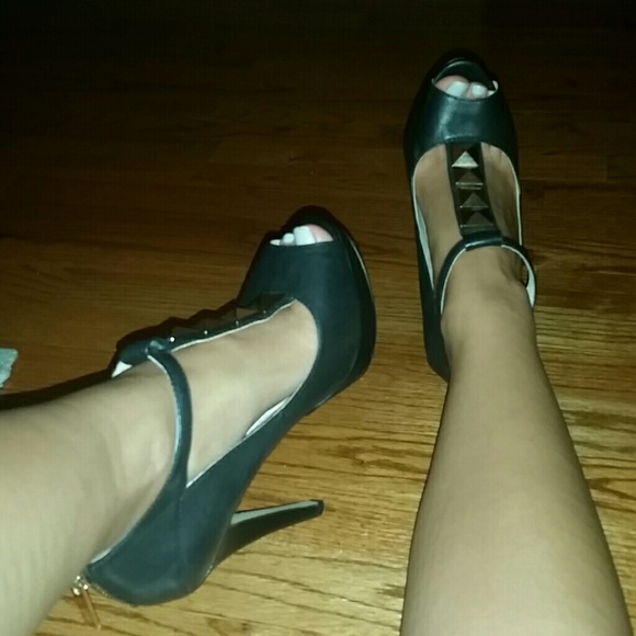 Aldo black heels with gold t-strap accent 7.5/8