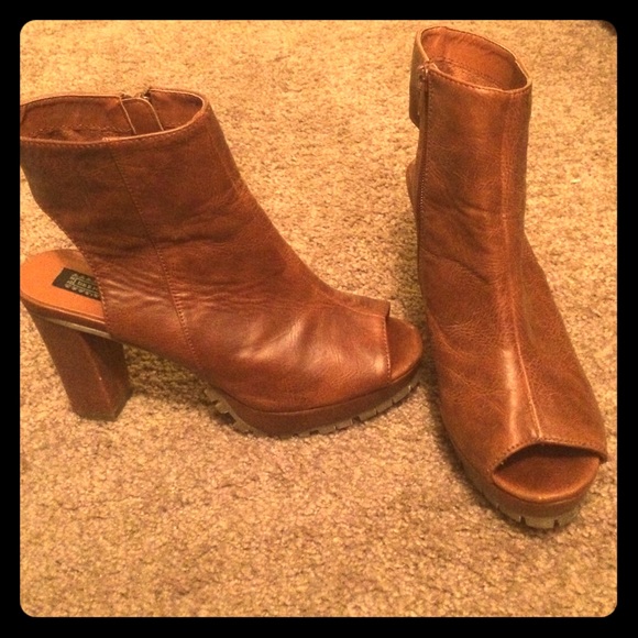 I'm selling size 8, Deena & Ozzy cut out booties
