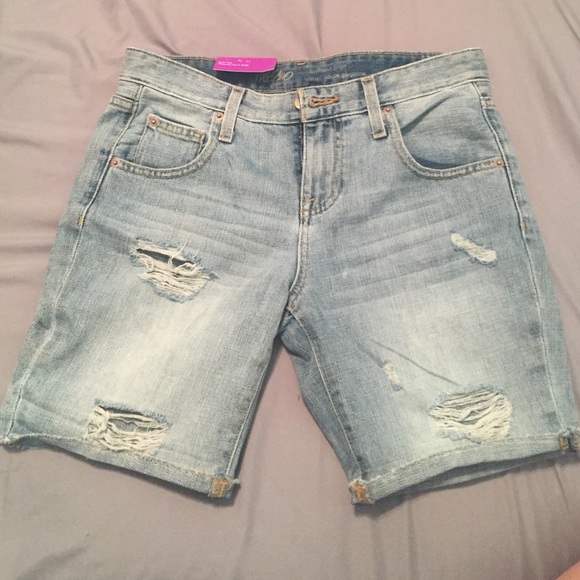 Low rise relaxed hip and thigh boyfriend shorts