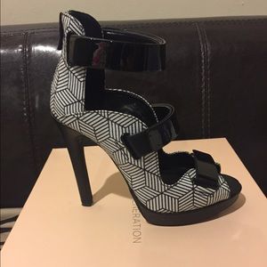 BLACK & WHITE BG GALA SHOE