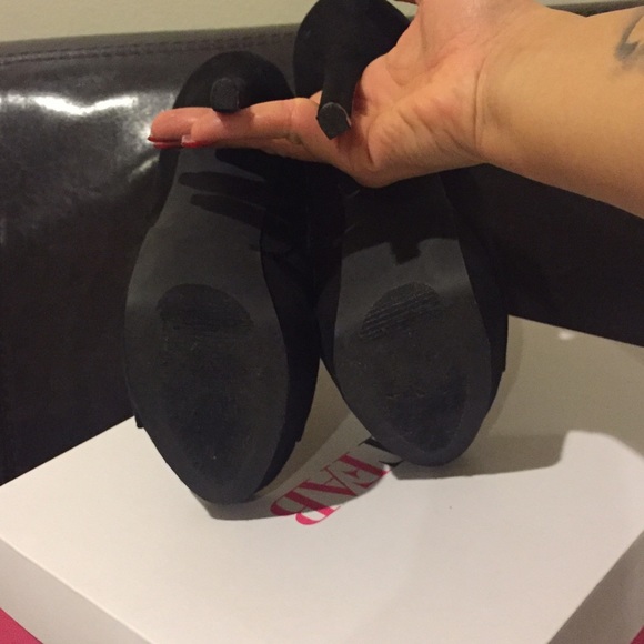 ✨✨SOLD✨✨.         BLACK SHOE - Picture 2 of 4