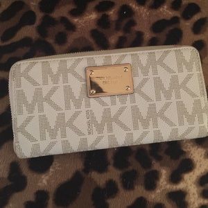 Micheal Kors wallet (REAL)