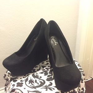 Black wedge platform