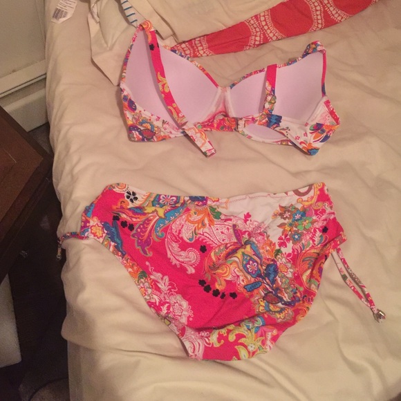 Bikini - Picture 2 of 2