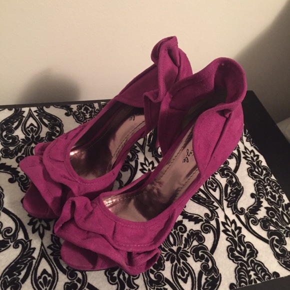 8.5 Heels - Picture 2 of 2