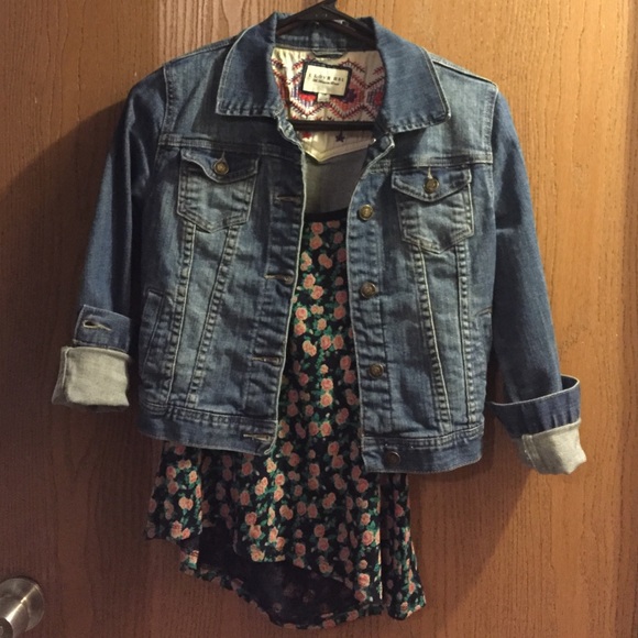 ⚠️BUNDLE⚠️ denim jacket with floral top!