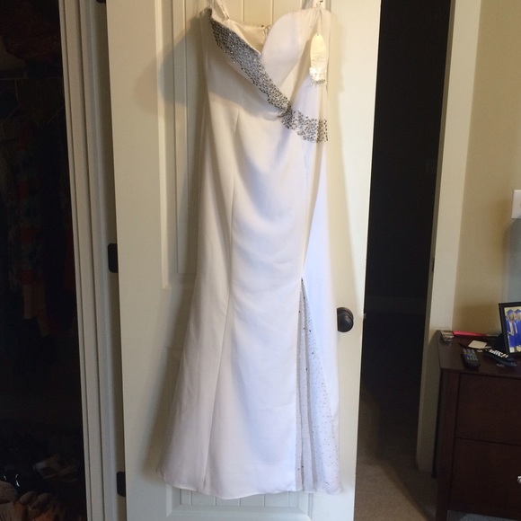 Dresses & Skirts - NWT white formal dress