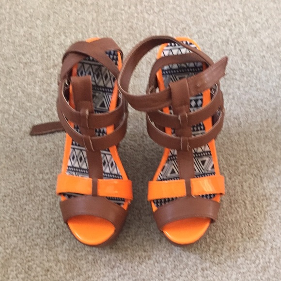 brown & neon orange heels 👠