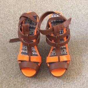 brown & neon orange heels 👠