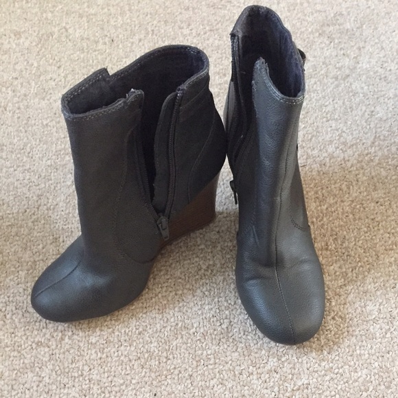 gray booties 👠