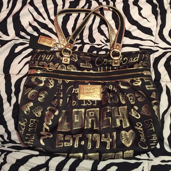 Nice size coach purse! In perfect condition.