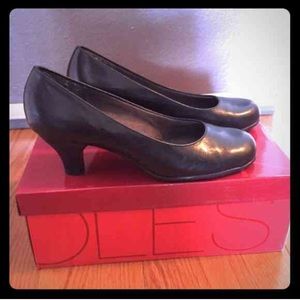 2 Aerosoles. Aries & Wise guys.