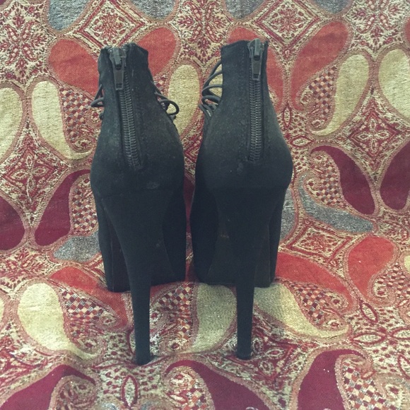 Sky high pumps! - Picture 4 of 4