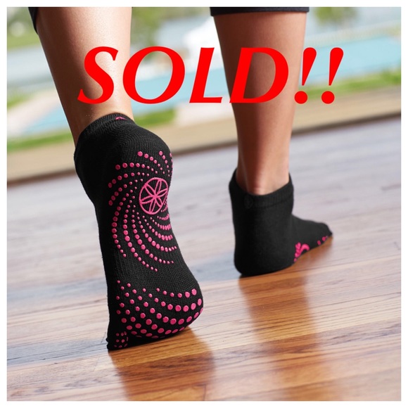 ❌SOLD NWT Gaiam grippy yoga socks pink S/M