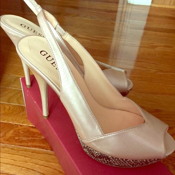 🎉NWOT: Guess heels w snakeskin embellishments