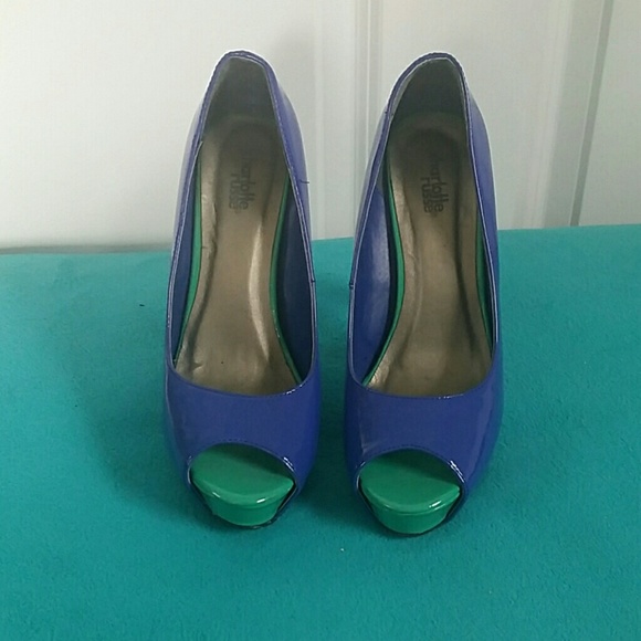 Fashionable high heel shoes
