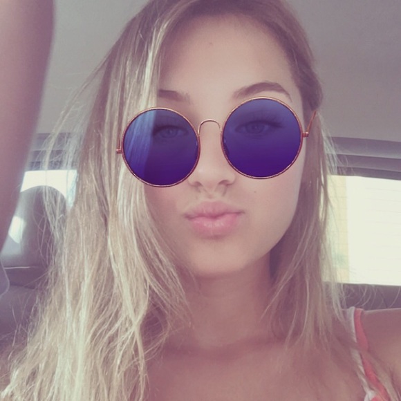 Meet your Posher, Savannah - Picture 3 of 3