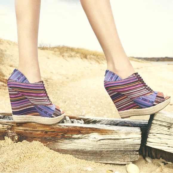 CLEARING OUT SALEChinese Laundry Make My Day Wedge