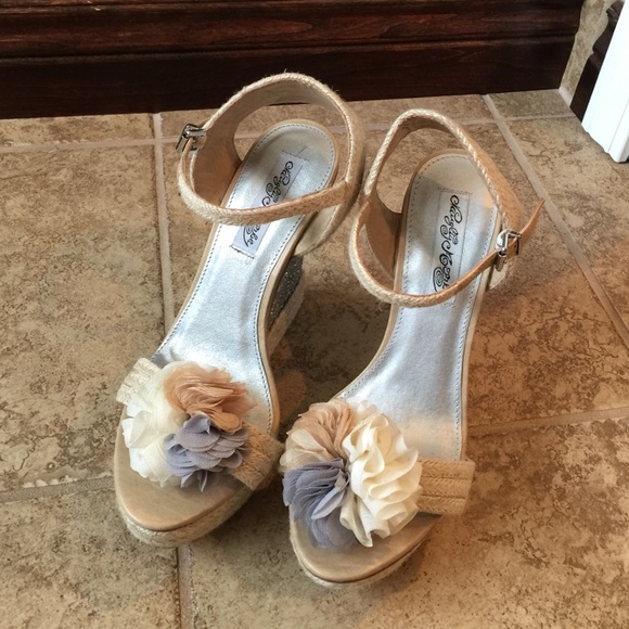 NEVER WORN silver sparkly wedges!💎