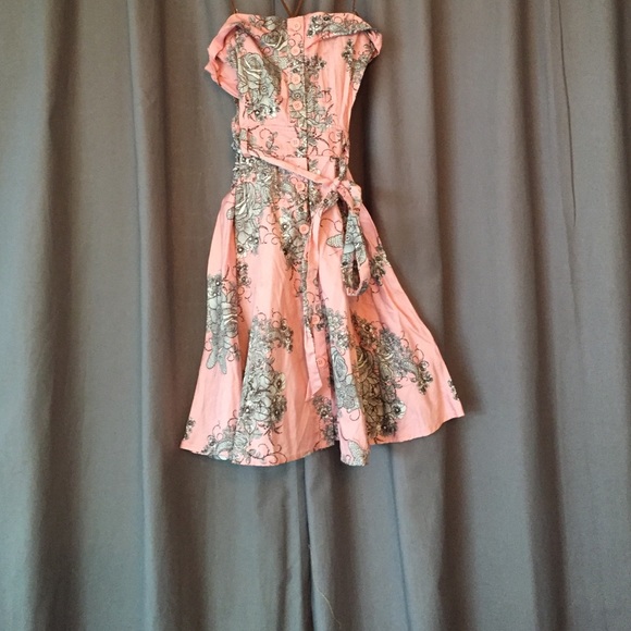 Mini strapless, great for casual summer.