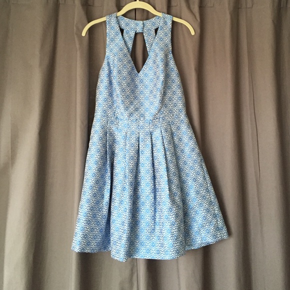 Gorgeous event dress, beautiful material, pattern.