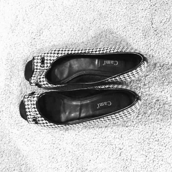 9B stylish flats (worn once). Black/white