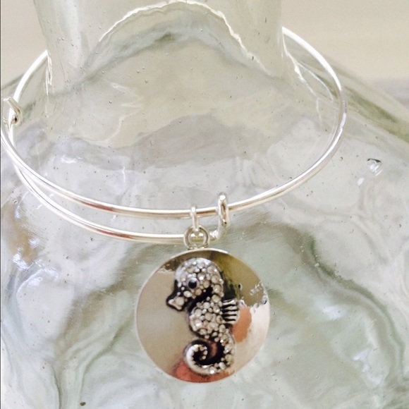 💕Silver Seahorse Bangle 💕