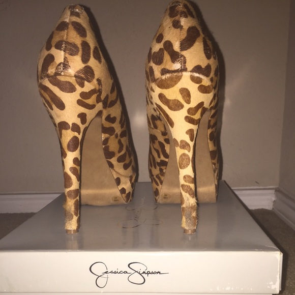 Leopard print pumps