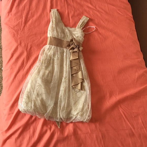 Little girls Gold sparkly party dress. - Picture 1 of 3