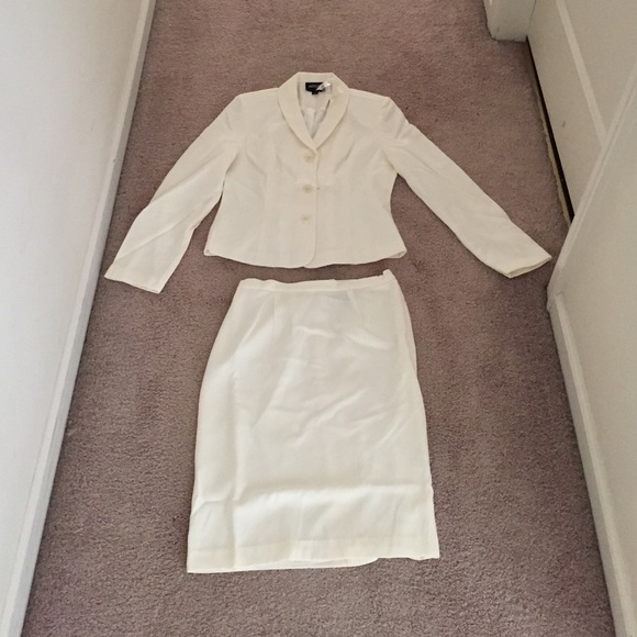 Size 4 Brand New two piece skirt suit