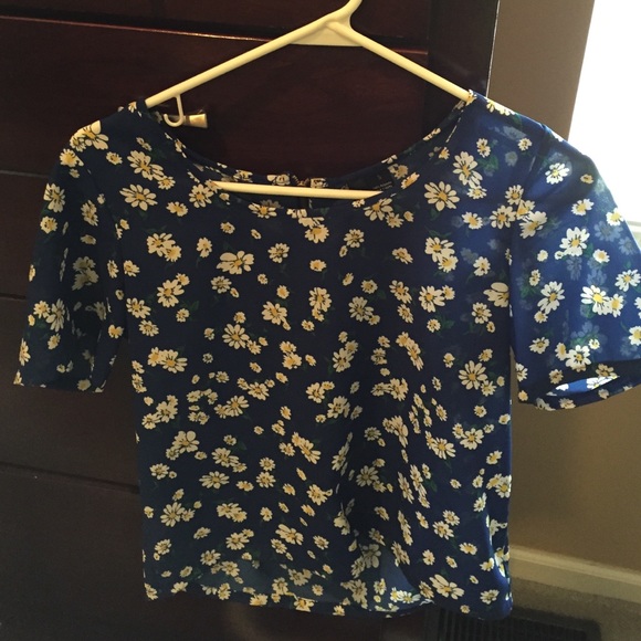 Adorable flower top with zipper back