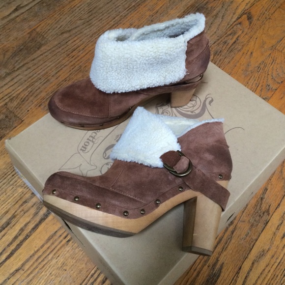 New in box! Nine West suede bootie. Size 8.5 - Picture 3 of 3