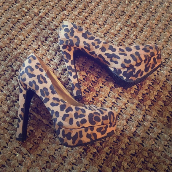 Animal print pumps. - Picture 1 of 2