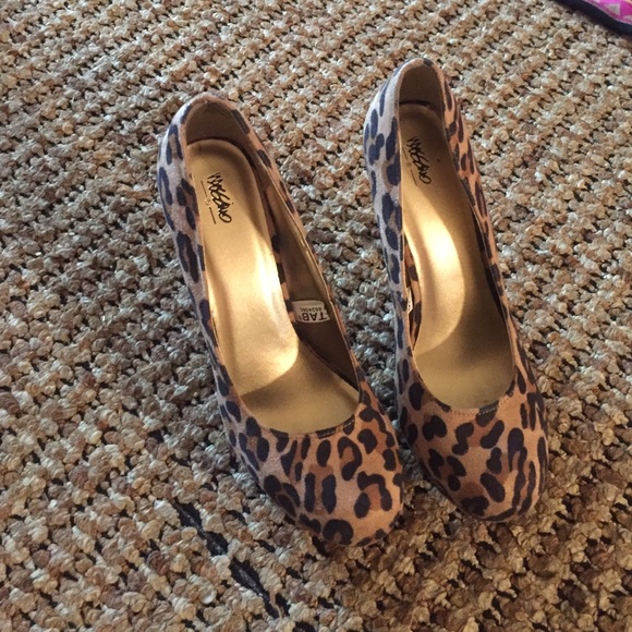 Animal print pumps. - Picture 2 of 2