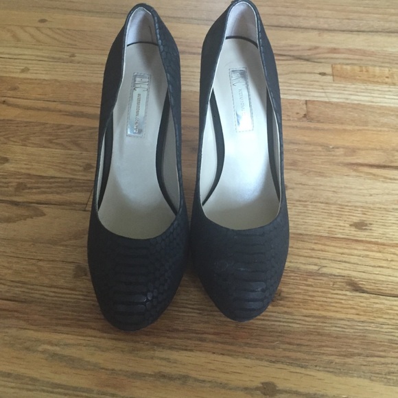 Classic black matte snakeskin pump