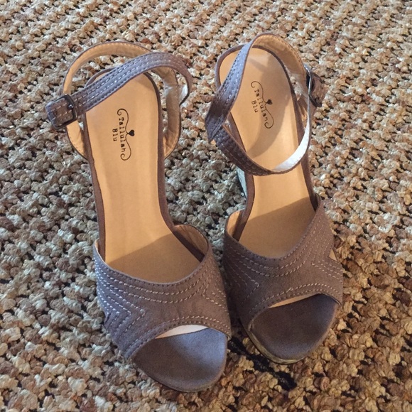 Gray snakeskin platforms. - Picture 2 of 2
