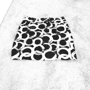 Size 4 new black and white trendy short skirt