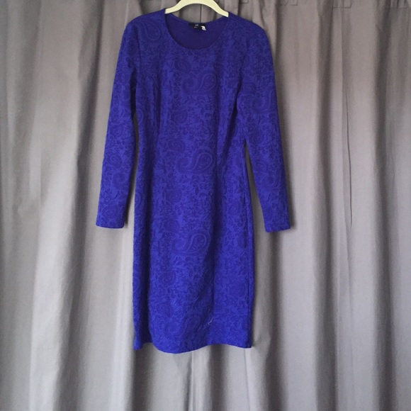 Mid thigh - long sleeve dress, fitted.