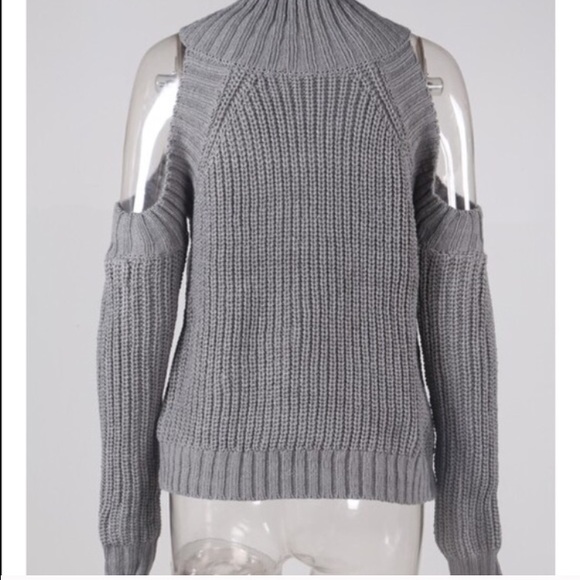NWT! Grey cut out shoulder turtleneck sweater - Picture 4 of 4