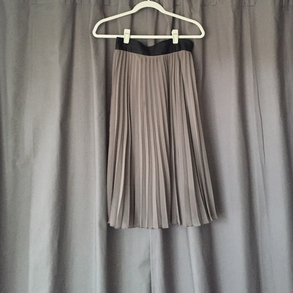 Pleated 3/4 length skirt.