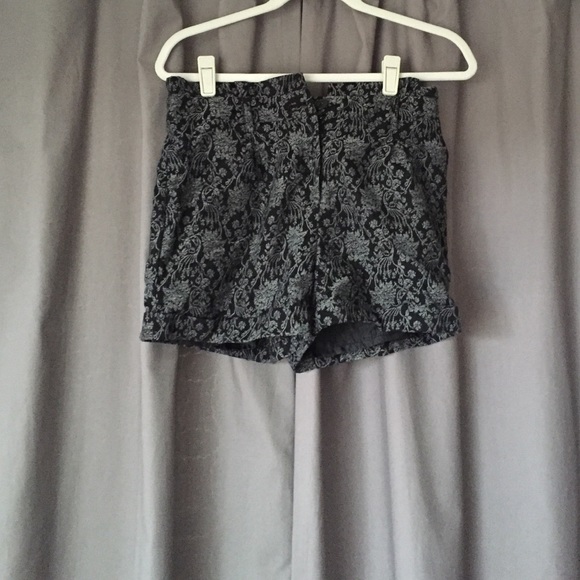 High waisted shorts, patterned.