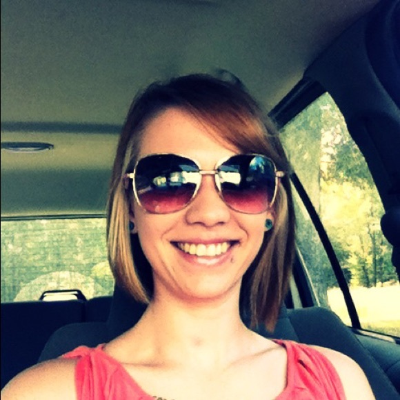 Meet your Posher, Amber - Picture 1 of 1